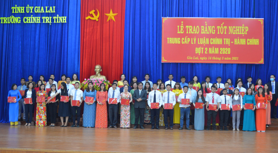 Các học viên nhận bằng tốt nghiệp. Ảnh: Anh Huy  Các học viên nhận bằng tốt nghiệp. Ảnh: Anh Huy