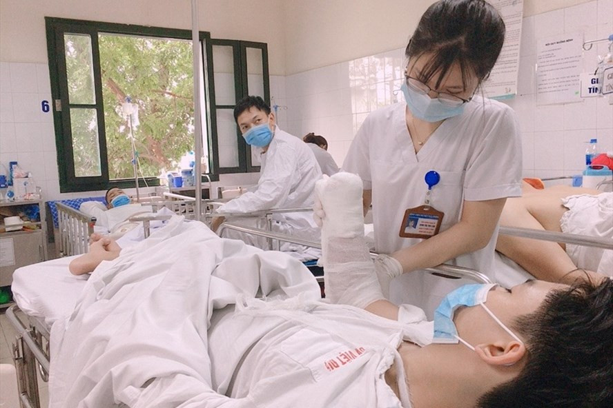 Nam thiếu niên mất bàn tay vì làm pháo tự chế. Ảnh: BVCC Nam thiếu niên mất bàn tay vì làm pháo tự chế. Ảnh: BVCC