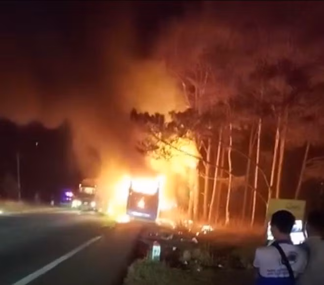 Xe giường nằm bị thiêu rụi hoàn toàn sau vụ cháy trên Quốc lộ 14 - Ảnh: người dân cung cấp