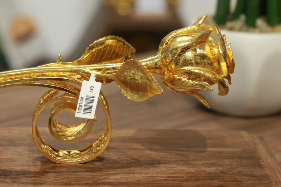 Quà tặng 8/3: Cành hồng đúc từ vàng có giá 330 triệu đồng. Ảnh: K.L. Quà tặng 8/3: Cành hồng đúc từ vàng có giá 330 triệu đồng. Ảnh: K.L.