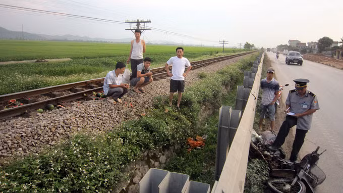 Chiếc xe máy bắn ra xa 100 mét và vị trí đường dân sinh xảy ra tai nạn. Chiếc xe máy bắn ra xa 100 mét và vị trí đường dân sinh xảy ra tai nạn.