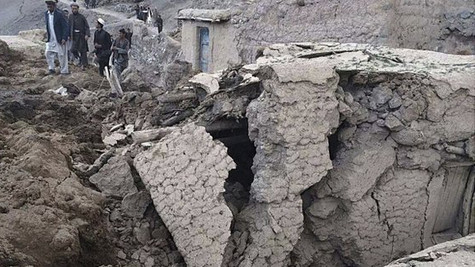 Bùn và đá vùi lấp hàng trăm ngôi nhà trong 1 ngôi làng ở Afghanistan.