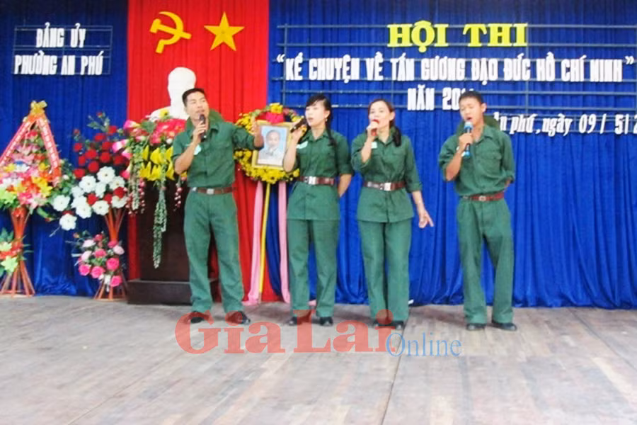 Phần thi năng khiếu với tiết mục “Đêm Trường Sơn nhớ Bác” của tổ dân phố 10. Ảnh: Hồng Thương Phần thi năng khiếu với tiết mục “Đêm Trường Sơn nhớ Bác” của tổ dân phố 10. Ảnh: Hồng Thương