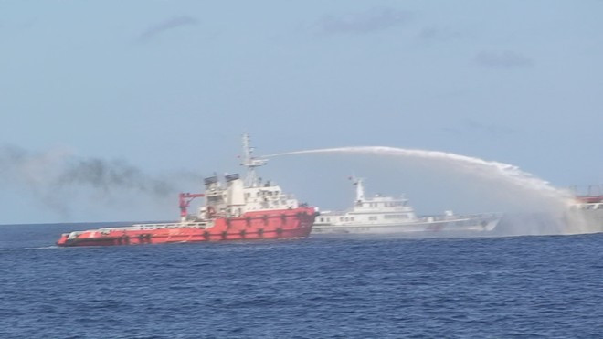 2 tàu của Trung Quốc áp sát, 1 tàu phun vòi rồng, 1 tàu rượt đuổi húc vào mạn sườn tàu kiểm ngư Việt Nam. 