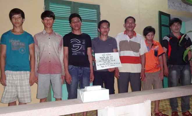 Bảy đối tượng âm mưu khai thác gỗ sưa bằng thuốc nổ. Bảy đối tượng âm mưu khai thác gỗ sưa bằng thuốc nổ.