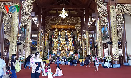  Chùa gồm 3 gian bái đường, 1 gian hậu cung, gồm có các ban thờ Phật, thờ Mẫu và Đức Ông.