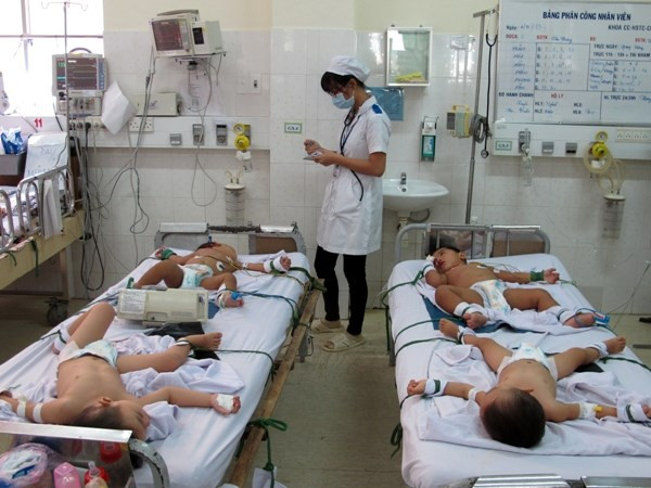  Trẻ em bị bệnh tay chân miệng được điều trị tại Bệnh viện Nhiệt Đới TP. Hồ Chí Minh.