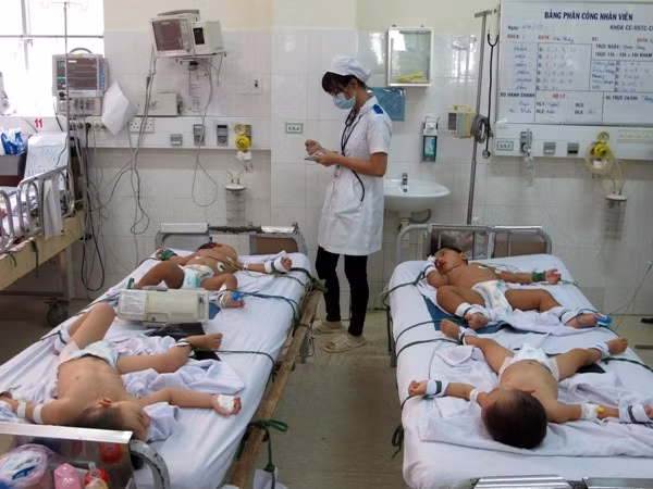  Trẻ em bị bệnh tay chân miệng được điều trị tại Bệnh viện Nhiệt Đới TP. Hồ Chí Minh.