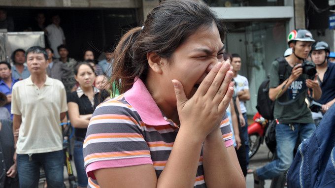 Người thân đau đớn khi thấy lực lượng chức năng đưa thi thể nạn nhân ra khỏi hiện trường vụ cháy  Người thân đau đớn khi thấy lực lượng chức năng đưa thi thể nạn nhân ra khỏi hiện trường vụ cháy