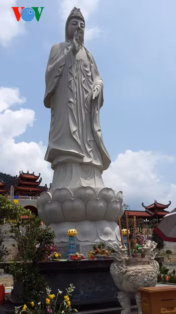 Bức tượng Quan Thế Âm Bồ tát bằng đá trắng uy nghi nhìn xuống phía cổng tam quan vào chùa!