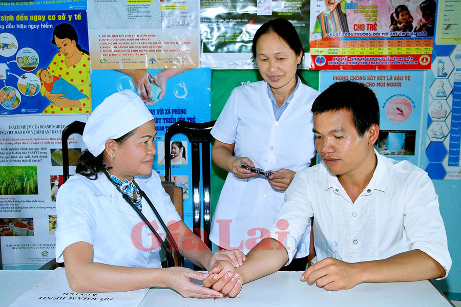 Chăm sóc sức khỏe cho bà con ở xã Đông, huyện Kbang. Ản:h: Đức Thụy Chăm sóc sức khỏe cho bà con ở xã Đông, huyện Kbang. Ản:h: Đức Thụy