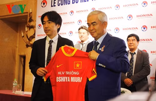 Chủ tịch VFF Lê Hùng Dũng và HLV Toshiya Miura tại lễ công bố.