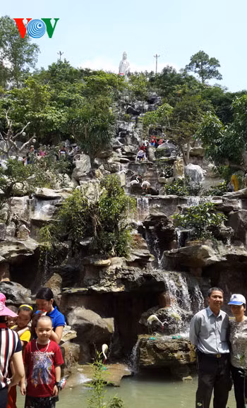 Ngay sau cổng tam quan vào khu chùa Ba Vàng là hòn non bộ được sắp đặt và xây dựng khéo léo, hòa hợp với không gian thiên nhiên với những thác nước nhỏ chảy suốt ngày đêm và những tảng đá tự nhiên.