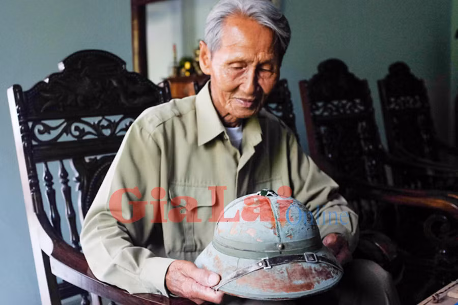 Chiếc mũ cối được ông giữ lại từ những ngày tham gia kháng chiến chống Pháp được nhiều người trả giá cao nhưng ông không bán. Ảnh: Hoàng Ngọc