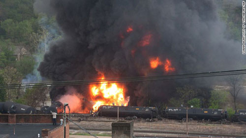  Hiện trường vụ tàu chở dầu trật bánh, bốc cháy