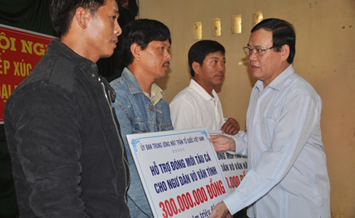 Ông Vũ Trọng Kim trao tiền hỗ trợ cho ngư dân.