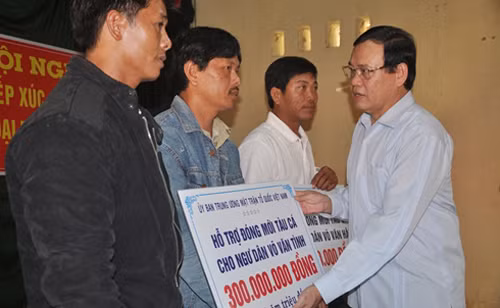 Ông Vũ Trọng Kim trao tiền hỗ trợ cho ngư dân.