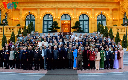 Chủ tịch nước Trương Tấn Sang chụp ảnh cùng các đại biểu.