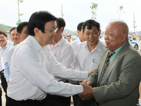Chủ tịch nước Trương Tấn Sang thăm và tặng quà gia đình ông Trần Văn Đạt ở làng cá Hòn Rớ, xã Phước Đồng, thành phố Nha Trang, Khánh Hòa.