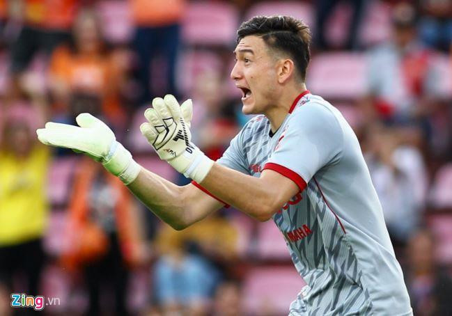 Văn Lâm là chốt chặn vững chắc trước khung gỗ của Muangthong United. Ảnh: Quang Thịnh. Văn Lâm là chốt chặn vững chắc trước khung gỗ của Muangthong United. Ảnh: Quang Thịnh.