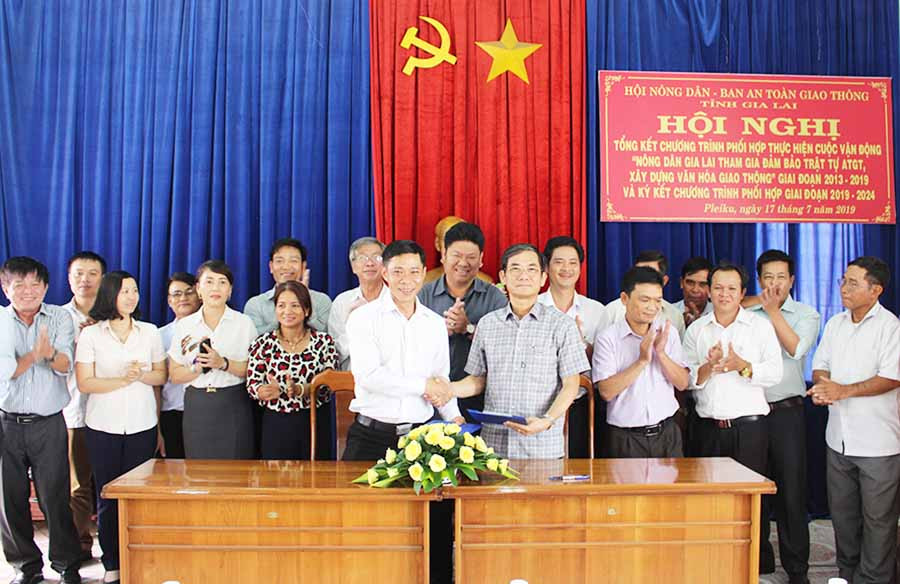  Hội Nông dân tỉnh và Ban An toàn giao thông tỉnh ký kết chương trình phối hợp giai đoạn 2019-2024. Ảnh Thủy Bình