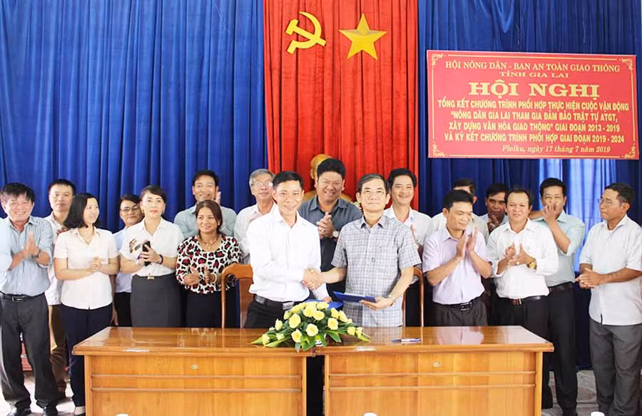  Hội Nông dân tỉnh và Ban An toàn giao thông tỉnh ký kết chương trình phối hợp giai đoạn 2019-2024. Ảnh Thủy Bình