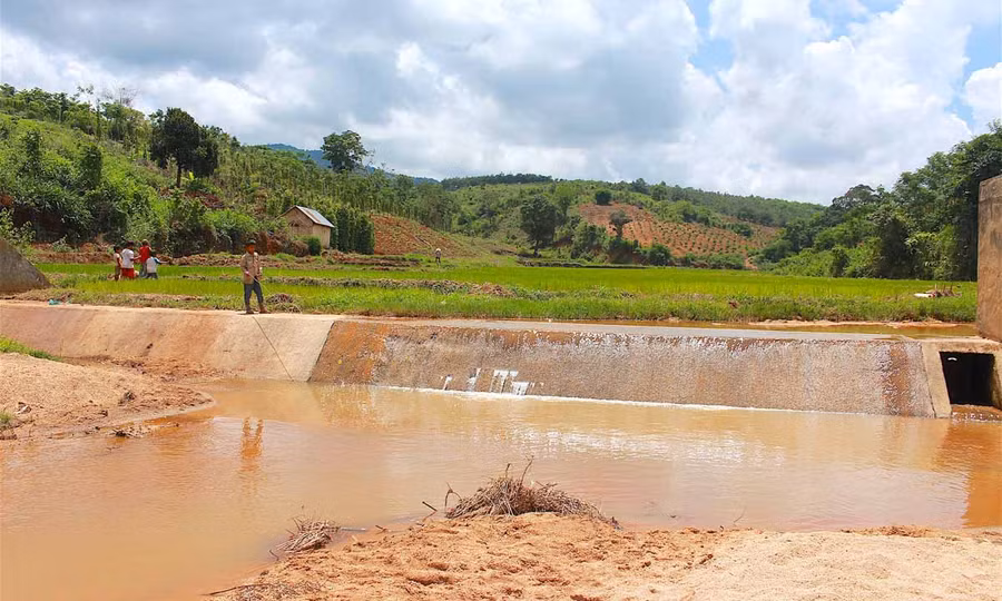 Nhiều công trình thủy lợi bị xâm thực, bồi lấp. Ảnh: Hồng Thi