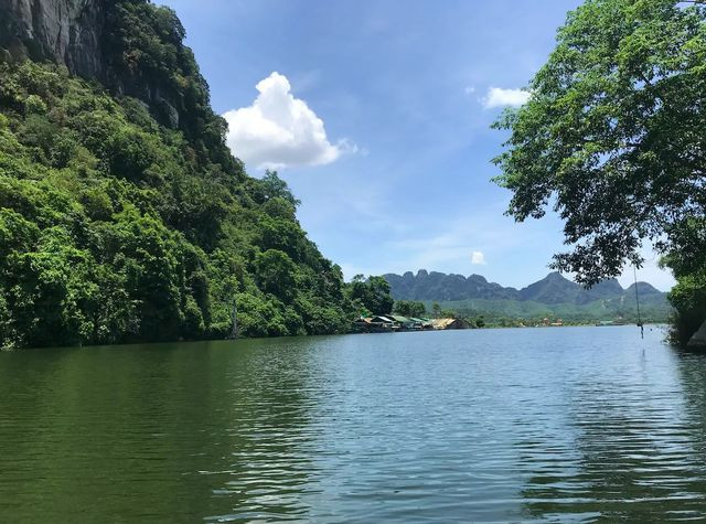 Nằm len lỏi giữa rừng núi, mặt nước sông Giăng xanh mát như ngọc