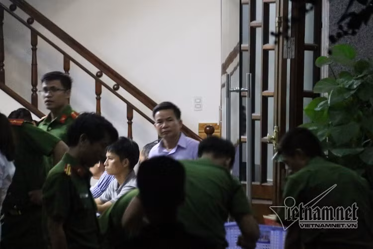  Việc khám xét khẩn cấp trụ sở DN Tuyết Liêm được thực hiện trước sự chứng kiến của đại diện chủ DN (áo trắng) 