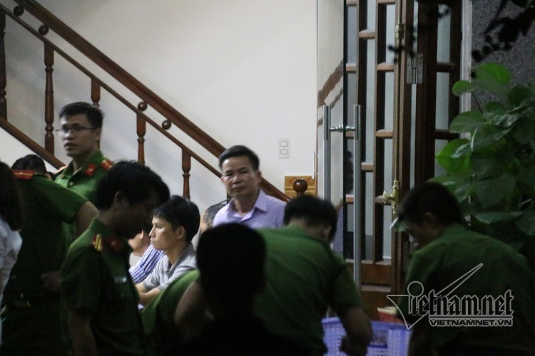  Việc khám xét khẩn cấp trụ sở DN Tuyết Liêm được thực hiện trước sự chứng kiến của đại diện chủ DN (áo trắng) 