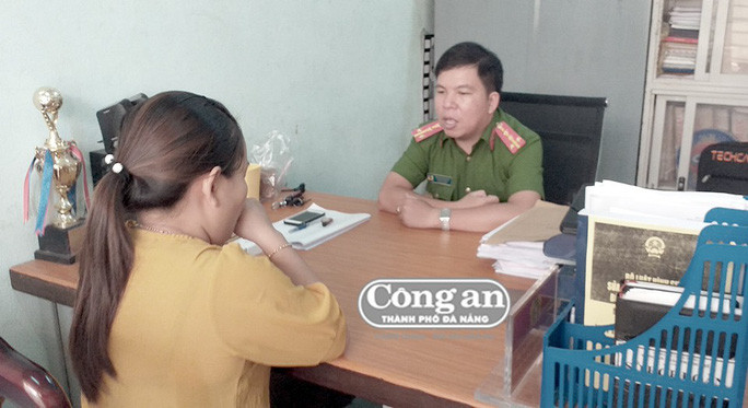 Cán bộ Đội CSKT CAQ Thanh Khê ghi lời khai của người bị hại.