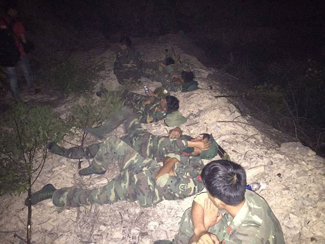 Lực lượng chiến sĩ mệt nhoài sau nhiều giờ khống chế đám cháy.