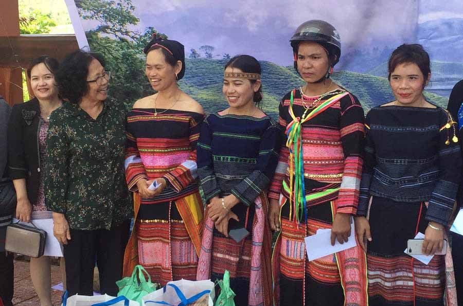 Trao quà cho cô đỡ thôn làng. Ảnh: hà Phương