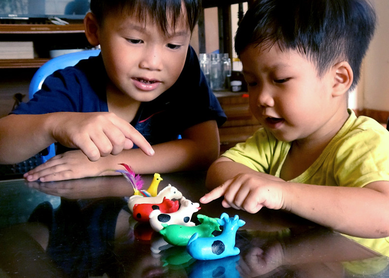 Niềm vui con trẻ khi có con giống bột. Niềm vui con trẻ khi có con giống bột.