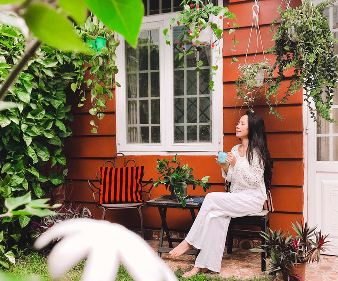  Cô đã sưu tầm rất nhiều mẫu nhà khác nhau và tìm nhiều đội thợ khác nhau, cuối cùng chọn được một đội thợ báo giá rẻ nhất. Chi phí có hạn nên nhà không có vật liệu gì đặc biệt, song cô dặn thợ trét bê tông bên ngoài nhà thành 