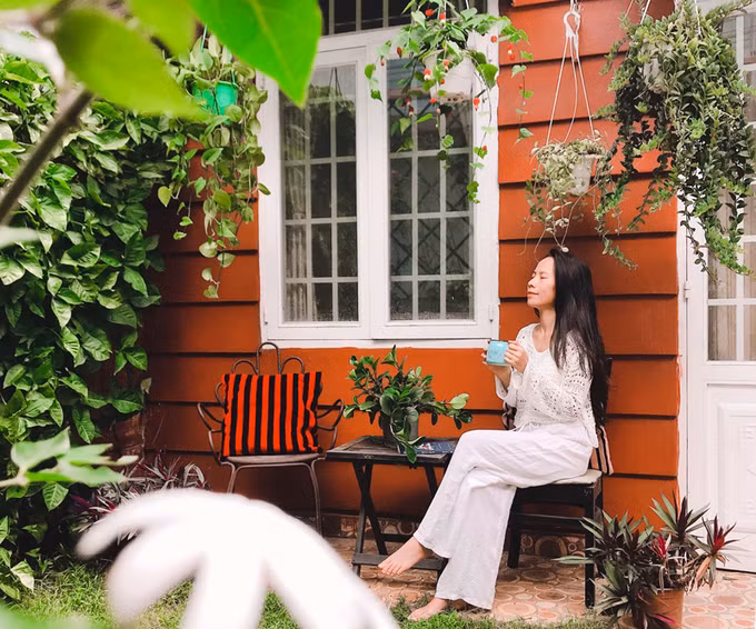  Cô đã sưu tầm rất nhiều mẫu nhà khác nhau và tìm nhiều đội thợ khác nhau, cuối cùng chọn được một đội thợ báo giá rẻ nhất. Chi phí có hạn nên nhà không có vật liệu gì đặc biệt, song cô dặn thợ trét bê tông bên ngoài nhà thành 