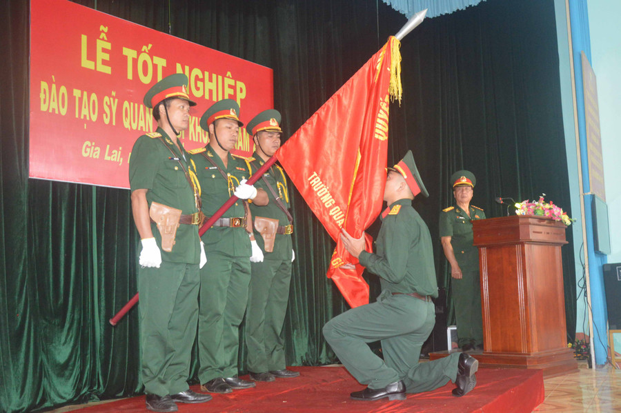 Học viên tuyên thệ dưới quân kỳ. Ảnh: Anh Huy Học viên tuyên thệ dưới quân kỳ. Ảnh: Anh Huy