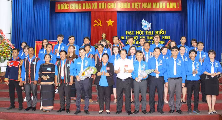  Ủy ban Hội LHTN Việt Nam TP. Pleiku khóa VII ra mắt. Ảnh: Phan Lài
