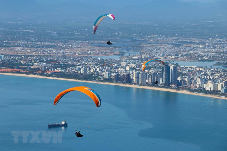 Các vận động viên biểu diễn lượn dù sau khi xuất phát. (Ảnh: Trần Lê Lâm/TTXVN)