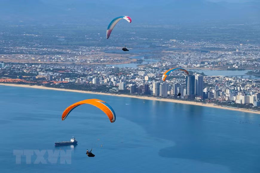  Các vận động viên biểu diễn lượn dù sau khi xuất phát. (Ảnh: Trần Lê Lâm/TTXVN)