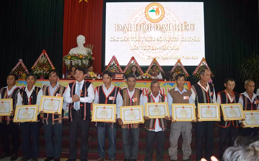 Chủ tịch UBND huyện tặng giấy khen cho các cá nhân, tập thể. Ảnh: Đinh Yến