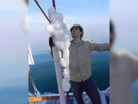 Các dụng cụ nhúng xuống Biển Chết bám đầy "tuyết muối" - ảnh: Geological Survey of Israel Các dụng cụ nhúng xuống Biển Chết bám đầy