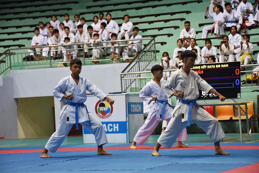 Vận động viên Đak Đoa thi đấu đồng đội nam. Ảnh: H.P