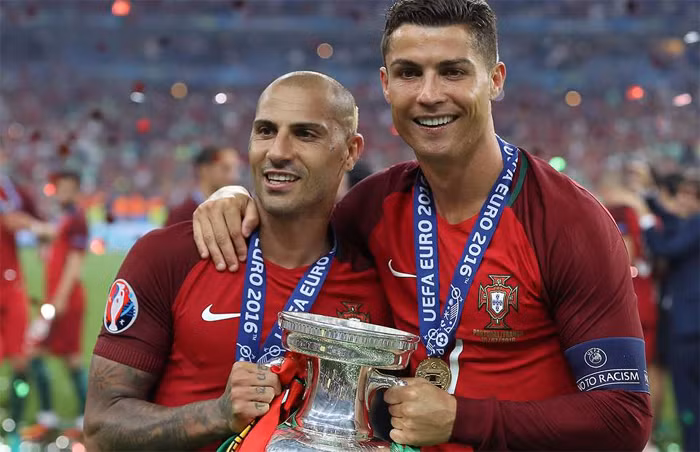  Quaresma (trái) và Ronaldo chinh chiến nhiều năm cùng nhau trong màu áo Bồ Đào Nha, cùng góp công giúp đội tuyển này vô địch Euro 2016..