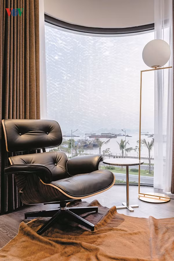 Một góc thư giãn trong phòng ngủ bên ô cửa lớn.