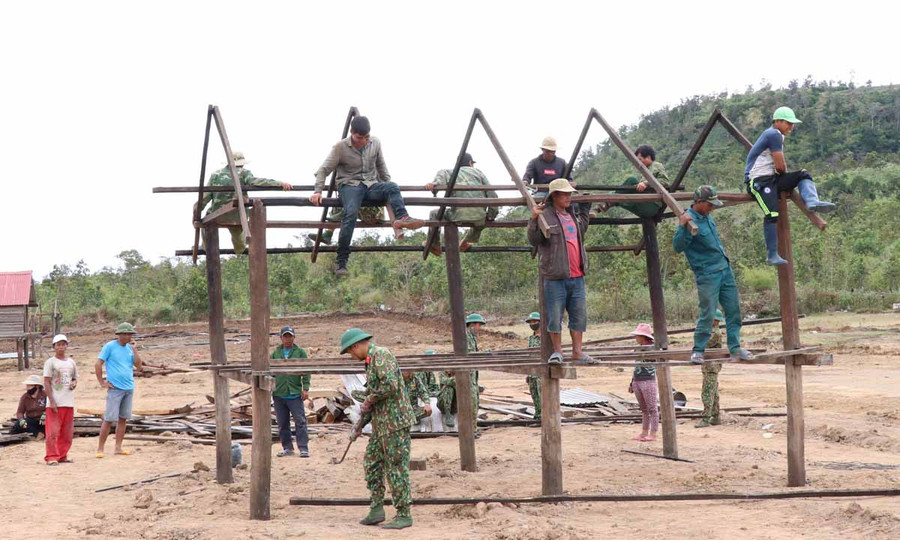 Di dời làng Hek. Ảnh: Nguyễn Tú