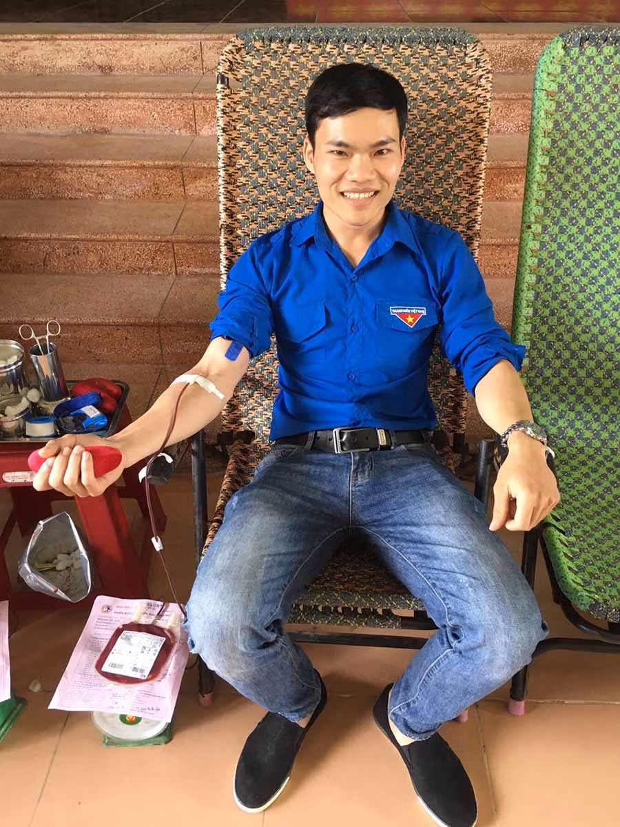  Anh Triệu Văn Lộc trong một lần tham gia hiến máu tình nguyện. Ảnh: L.A