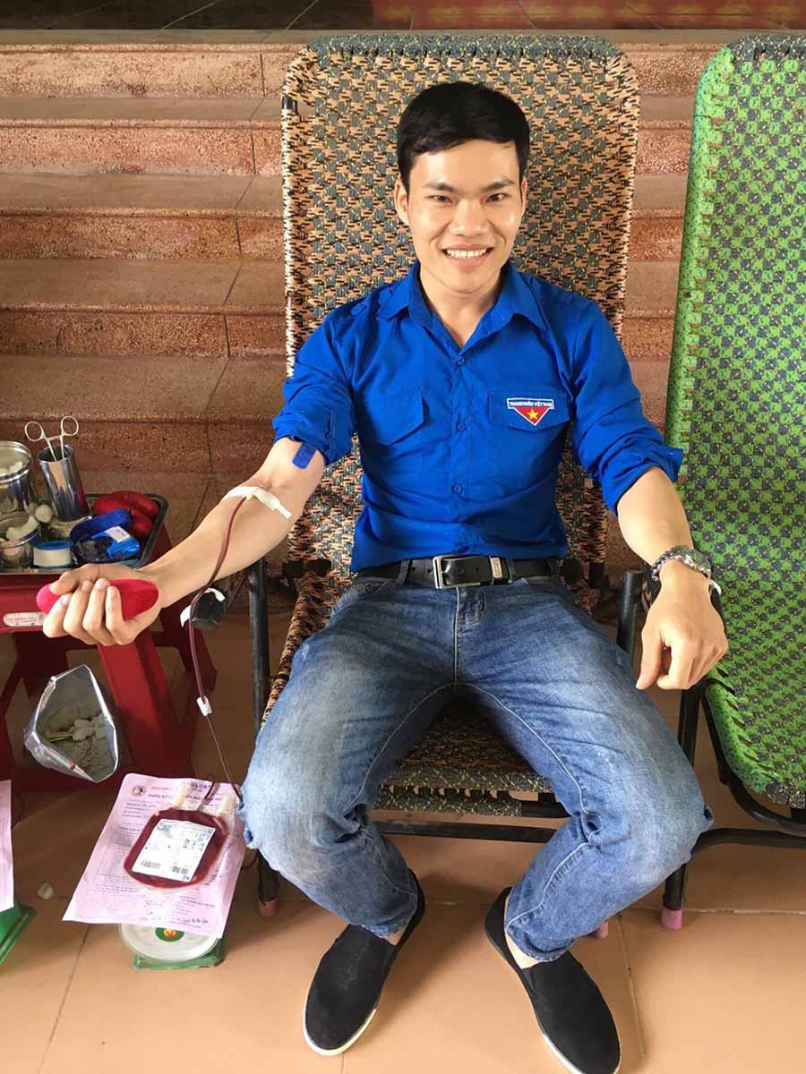  Anh Triệu Văn Lộc trong một lần tham gia hiến máu tình nguyện. Ảnh: L.A