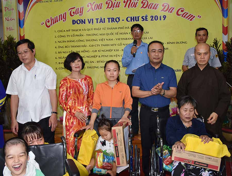 Quang cảnh lễ trao quà cho người khuyết tật. Ảnh: Hà Phương