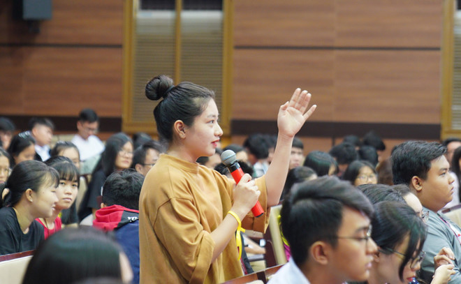  Sinh viên đặt câu hỏi cho diễn giả về năng lực liên ngành, chìa khóa thành công trong thời đại mới